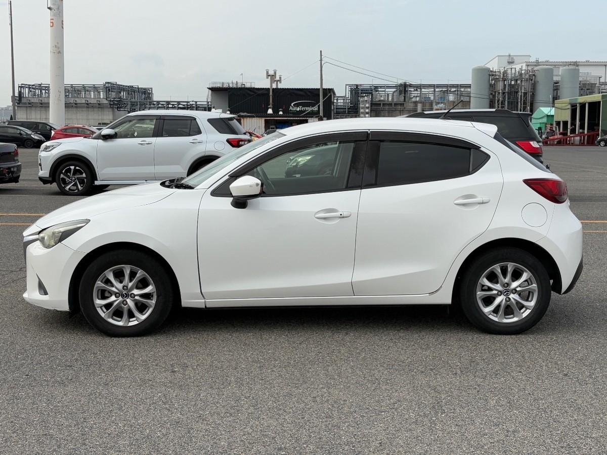 2015 Mazda Demio thumbnail
