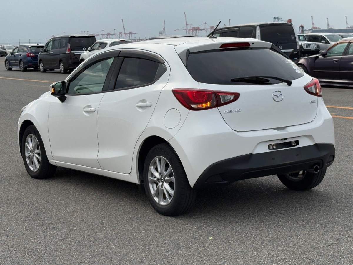2015 Mazda Demio thumbnail