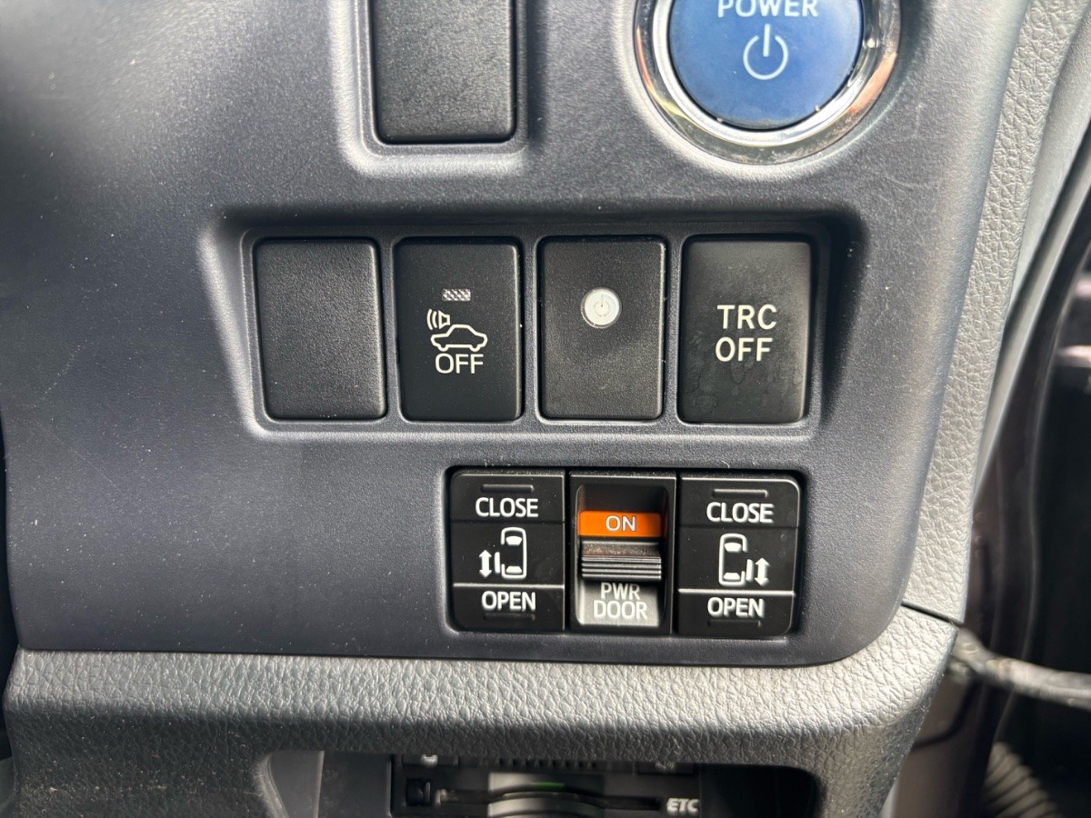 2014 Toyota Noah thumbnail