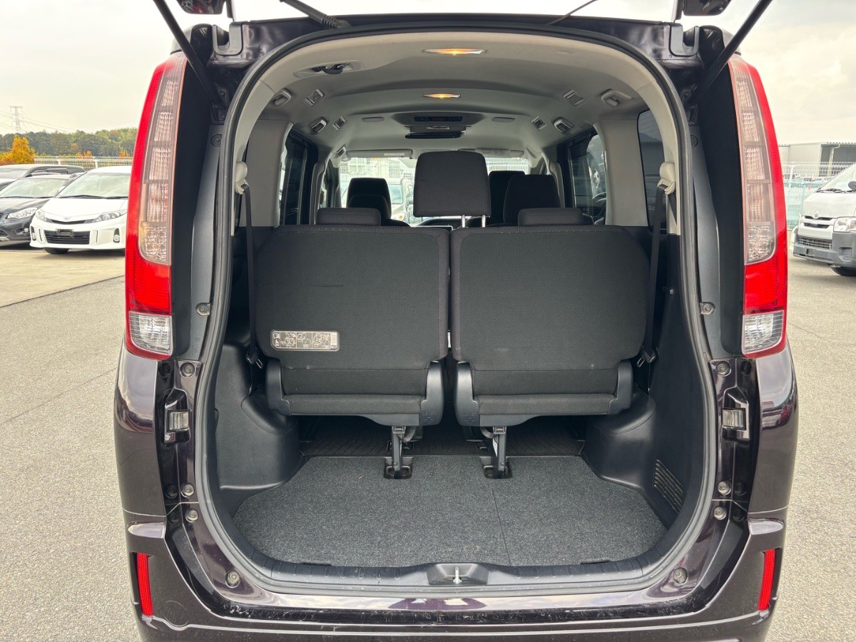 2014 Toyota Noah thumbnail