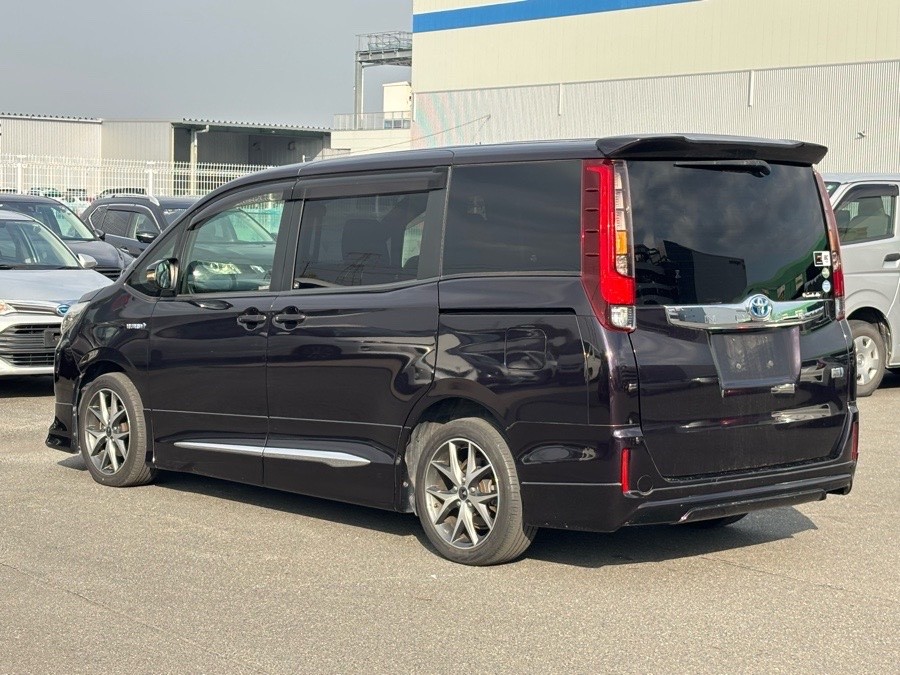 2014 Toyota Noah thumbnail