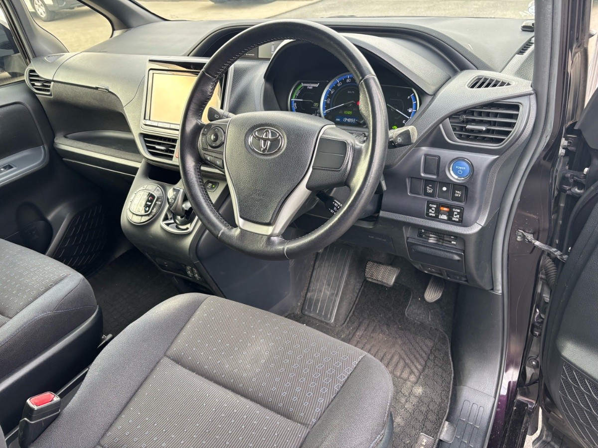 2014 Toyota Noah thumbnail