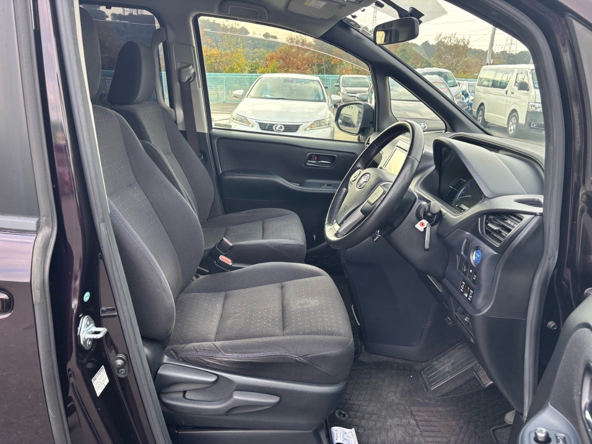 2014 Toyota Noah thumbnail