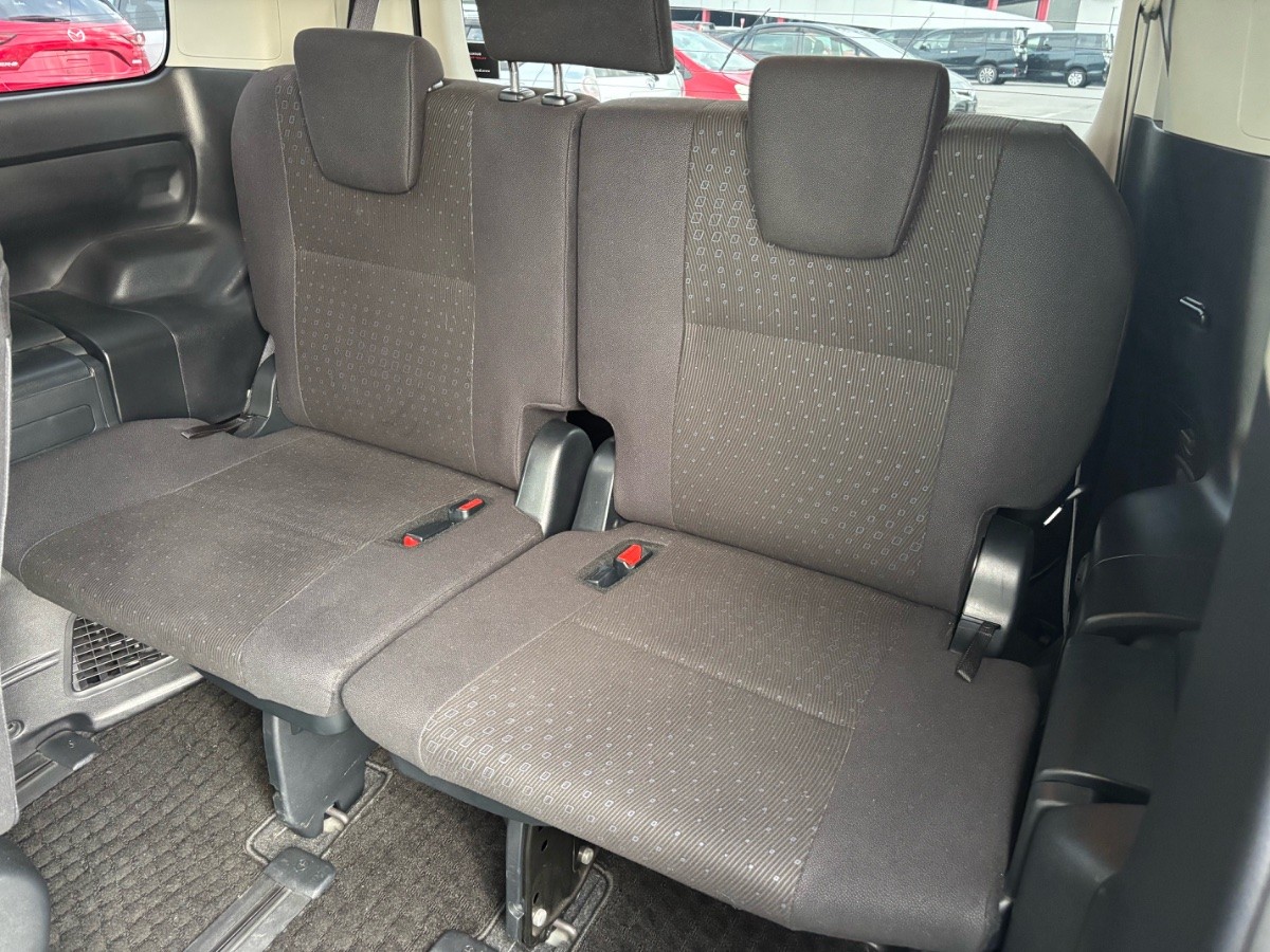 2014 Toyota Noah thumbnail