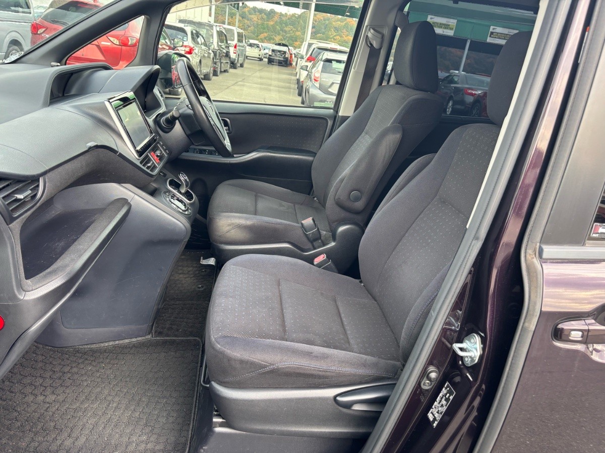 2014 Toyota Noah thumbnail