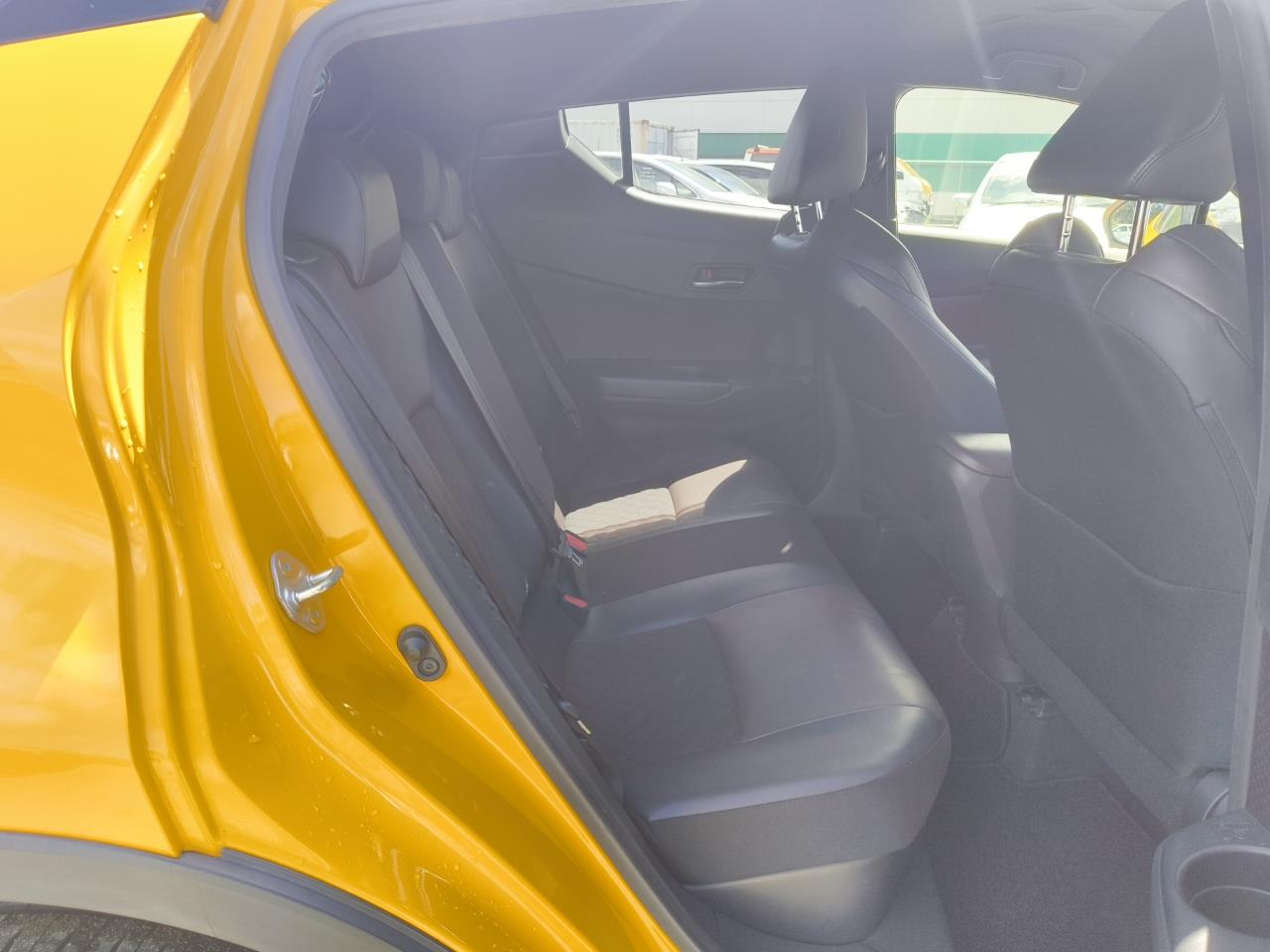 2017 Toyota C-HR thumbnail