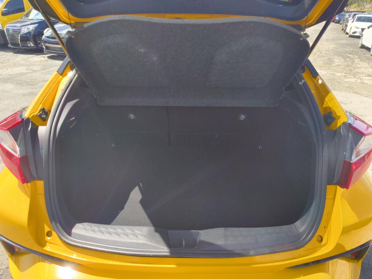 2017 Toyota C-HR thumbnail