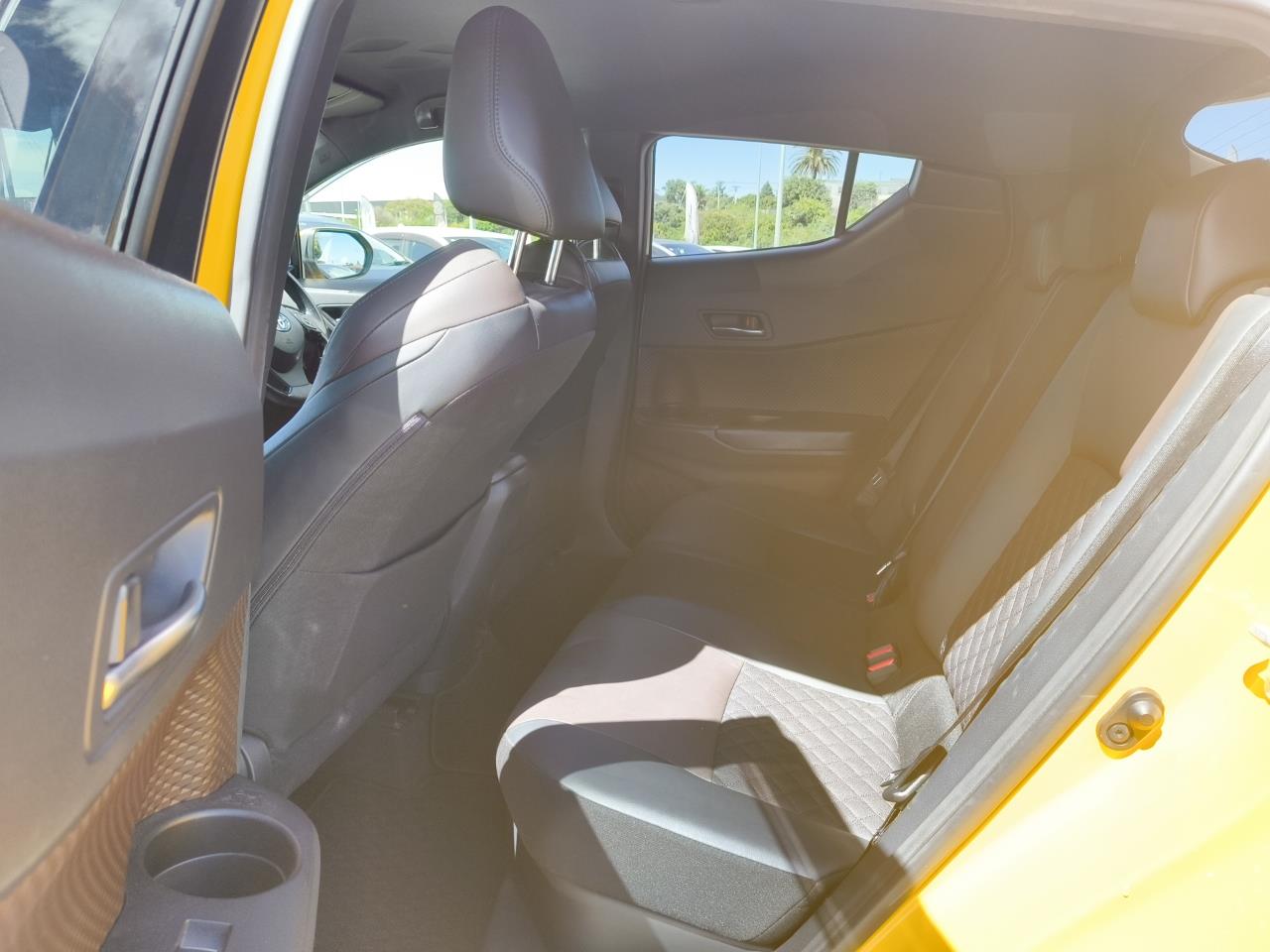 2017 Toyota C-HR thumbnail