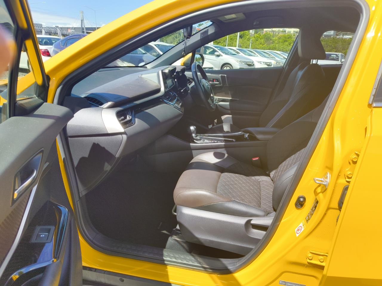 2017 Toyota C-HR thumbnail