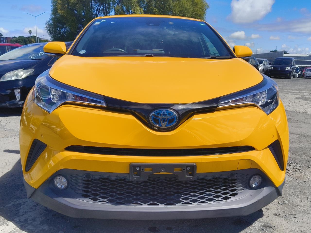 2017 Toyota C-HR thumbnail