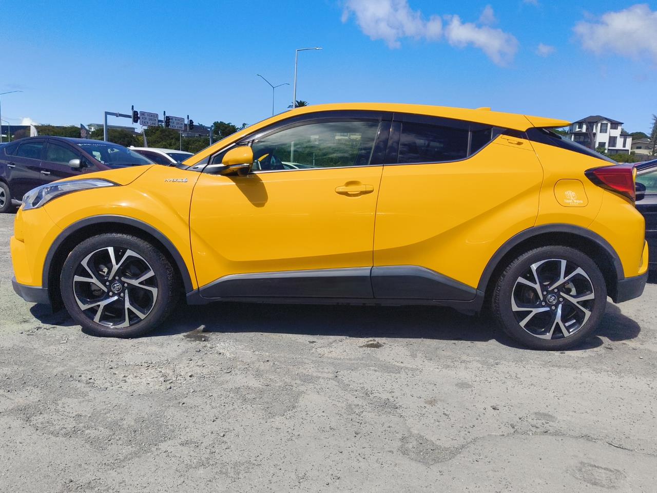 2017 Toyota C-HR thumbnail