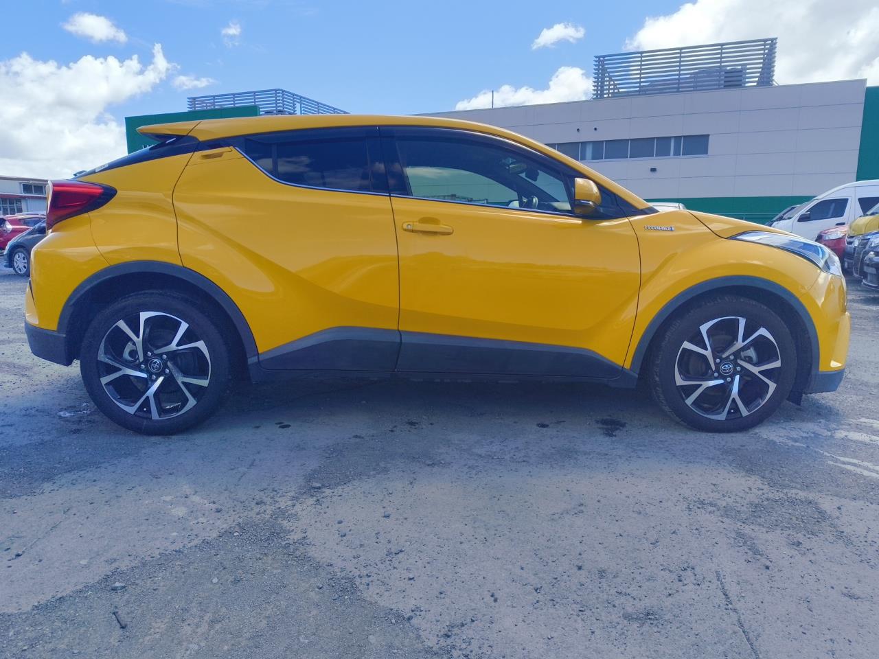 2017 Toyota C-HR thumbnail