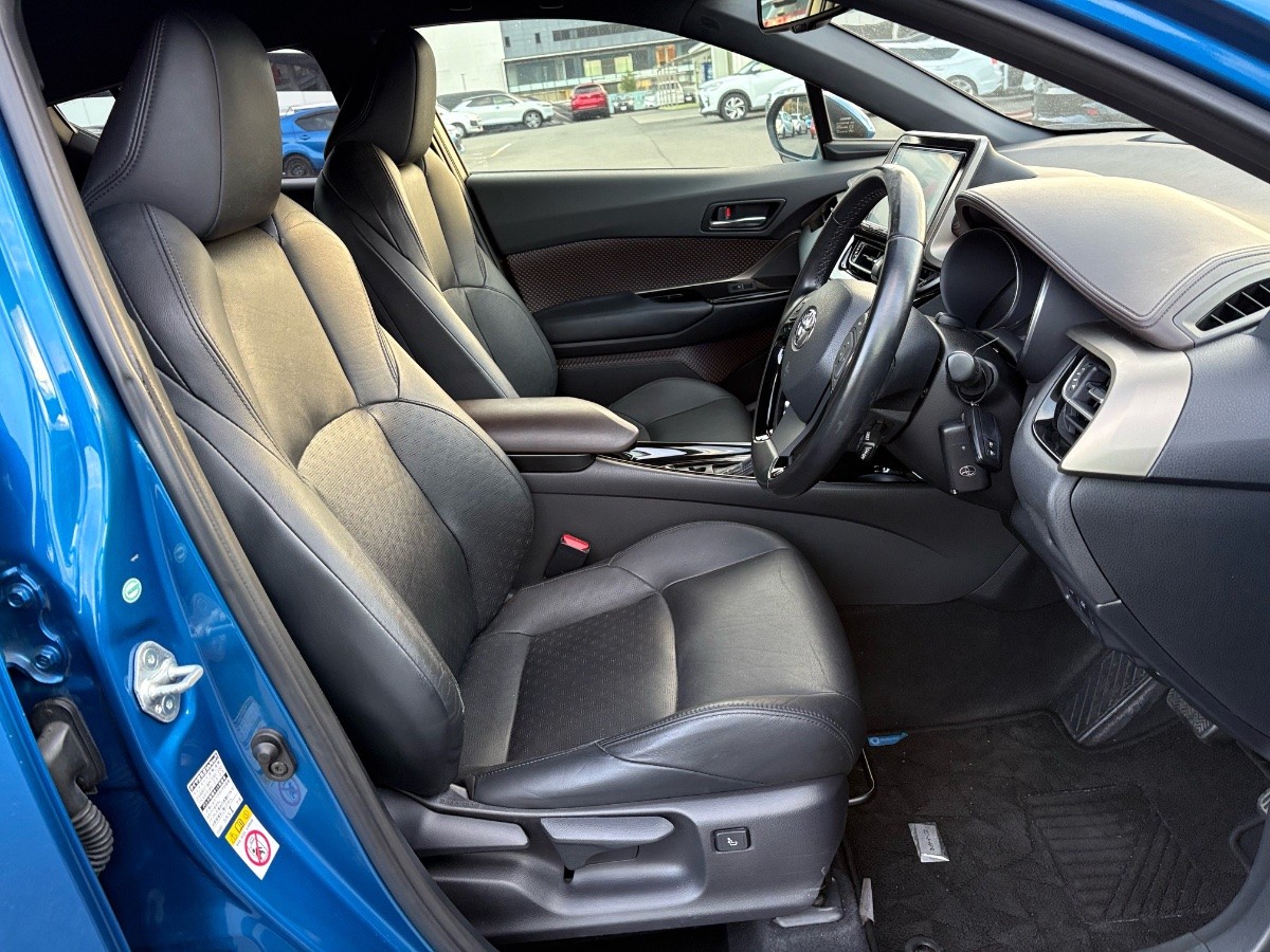 2017 Toyota C-HR thumbnail