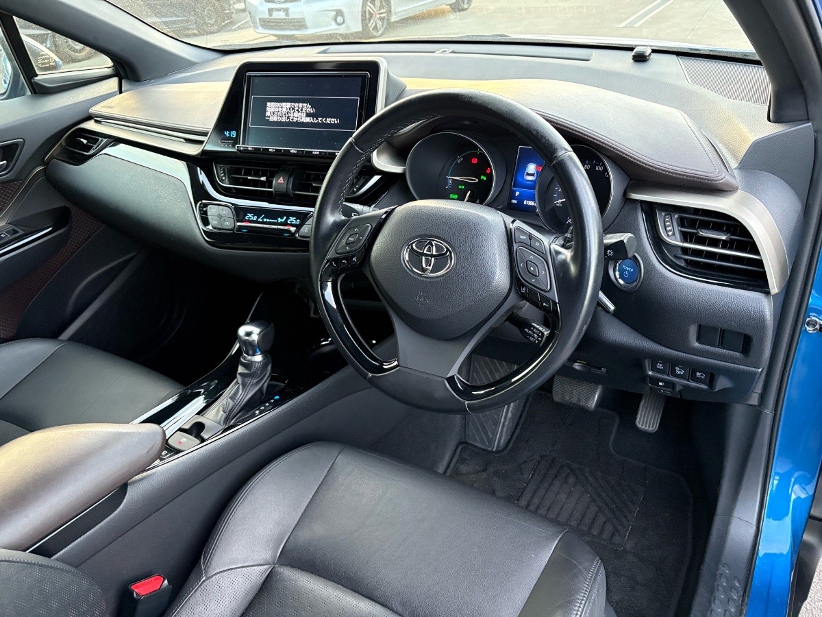 2017 Toyota C-HR thumbnail
