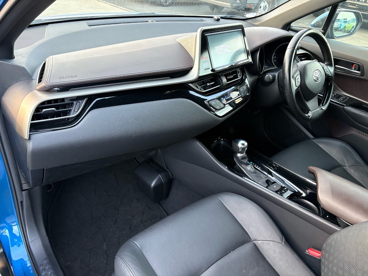 2017 Toyota C-HR thumbnail