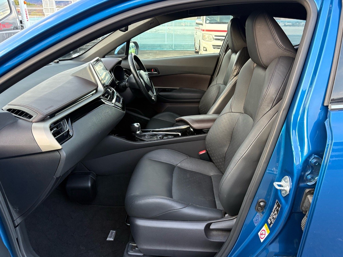 2017 Toyota C-HR thumbnail
