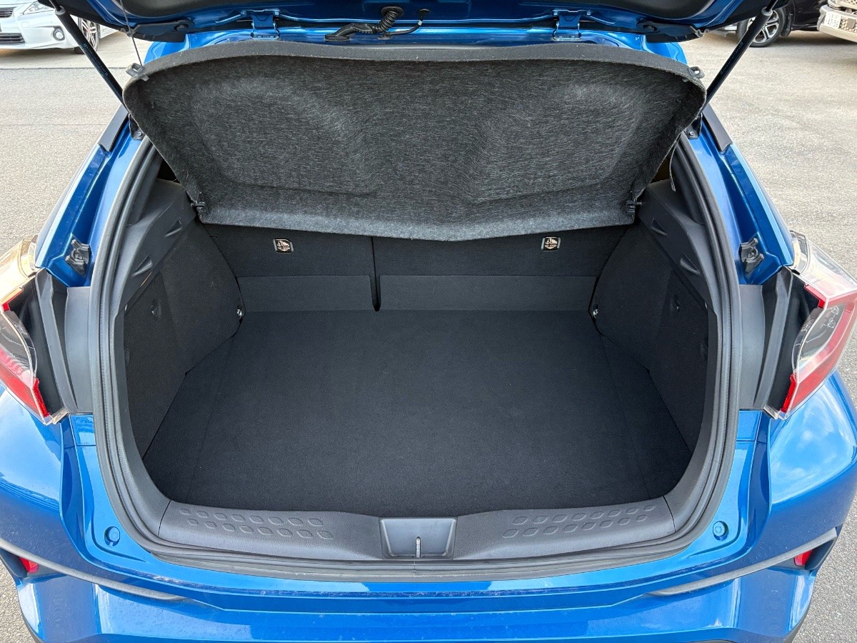 2017 Toyota C-HR thumbnail