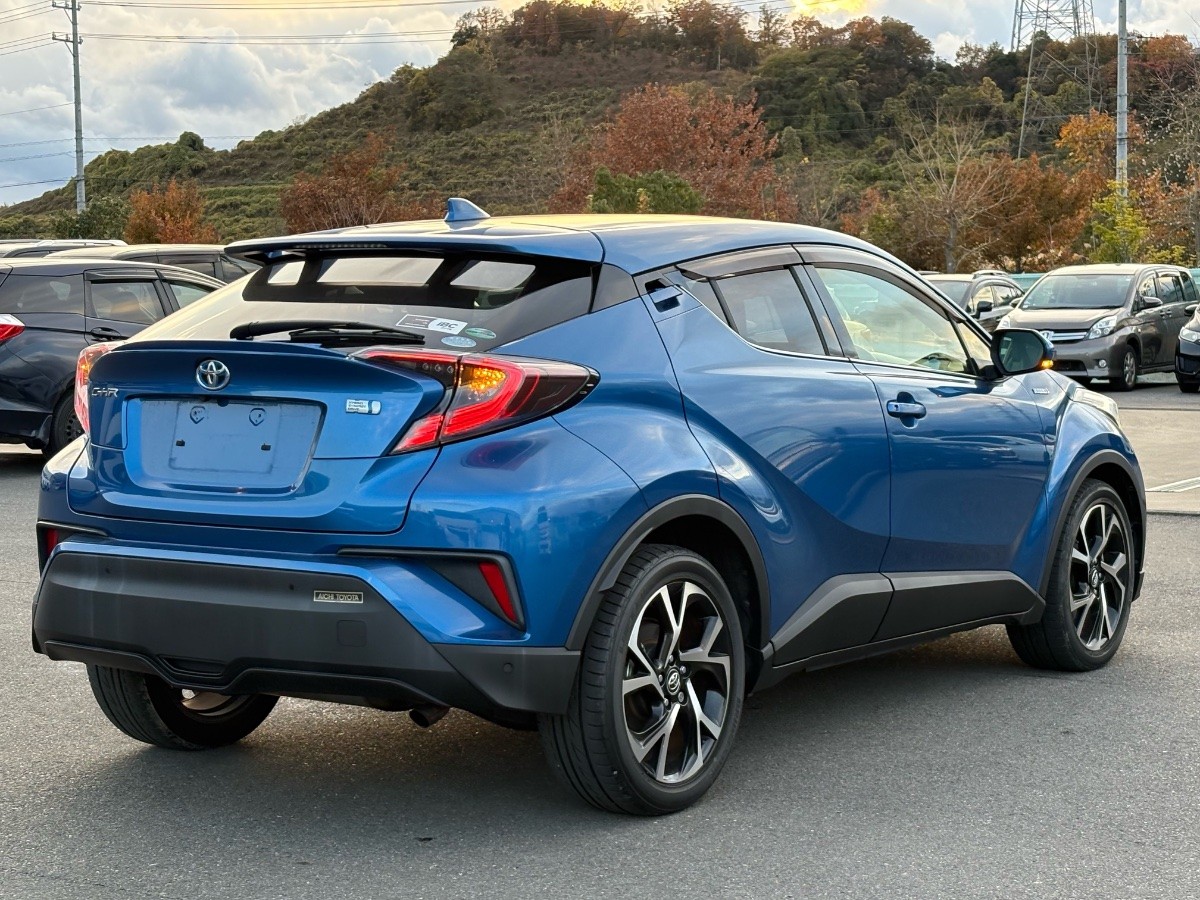 2017 Toyota C-HR thumbnail
