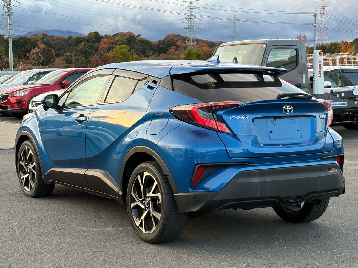 2017 Toyota C-HR thumbnail