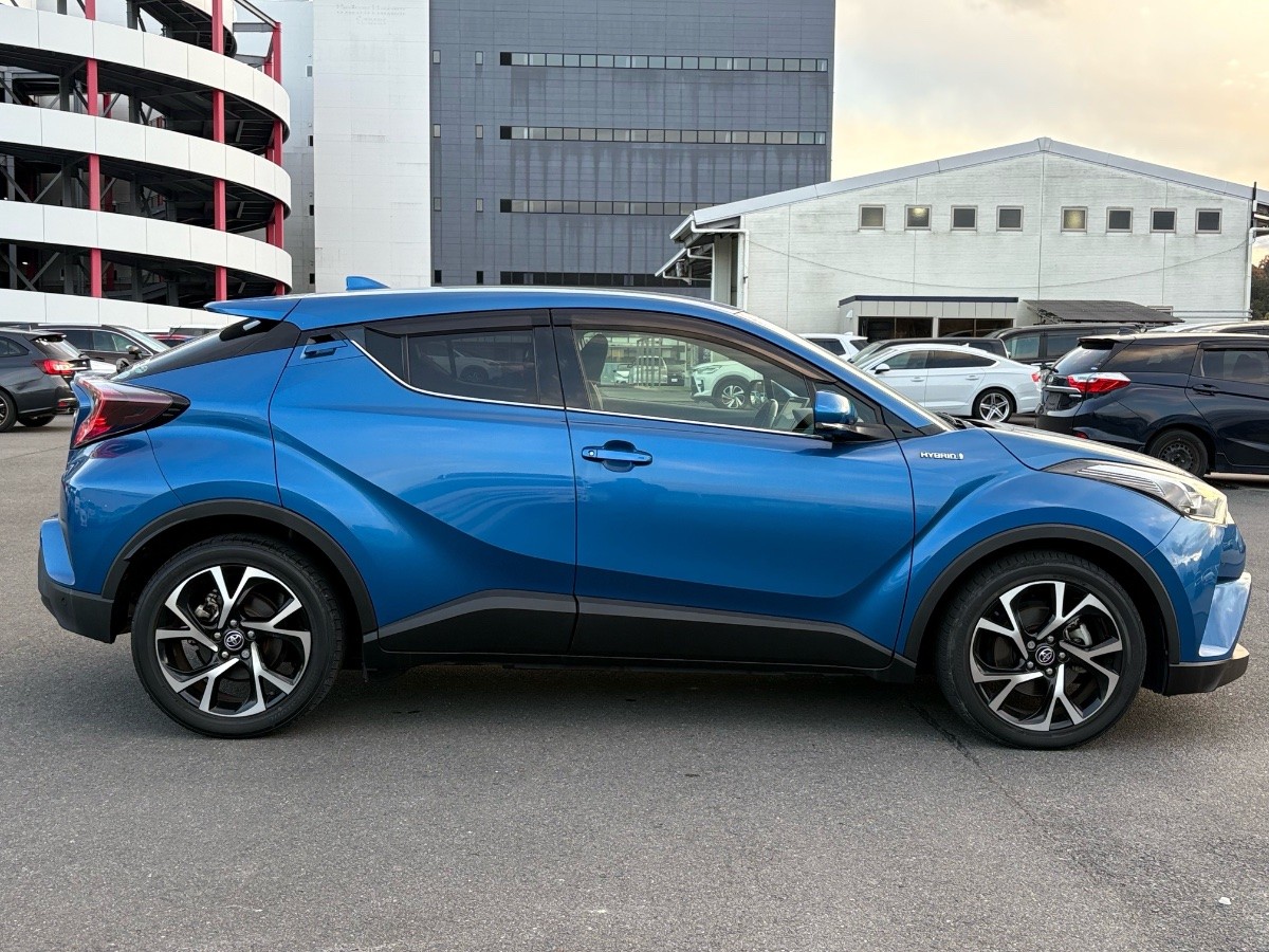 2017 Toyota C-HR thumbnail