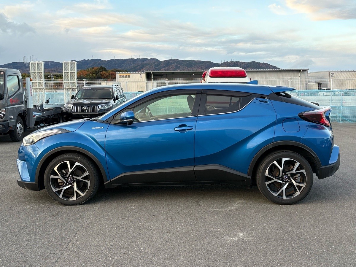 2017 Toyota C-HR thumbnail