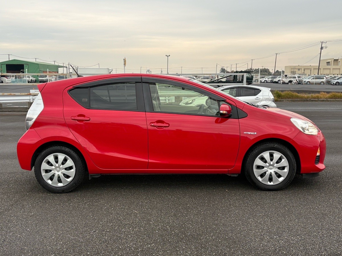 2014 Toyota Aqua thumbnail