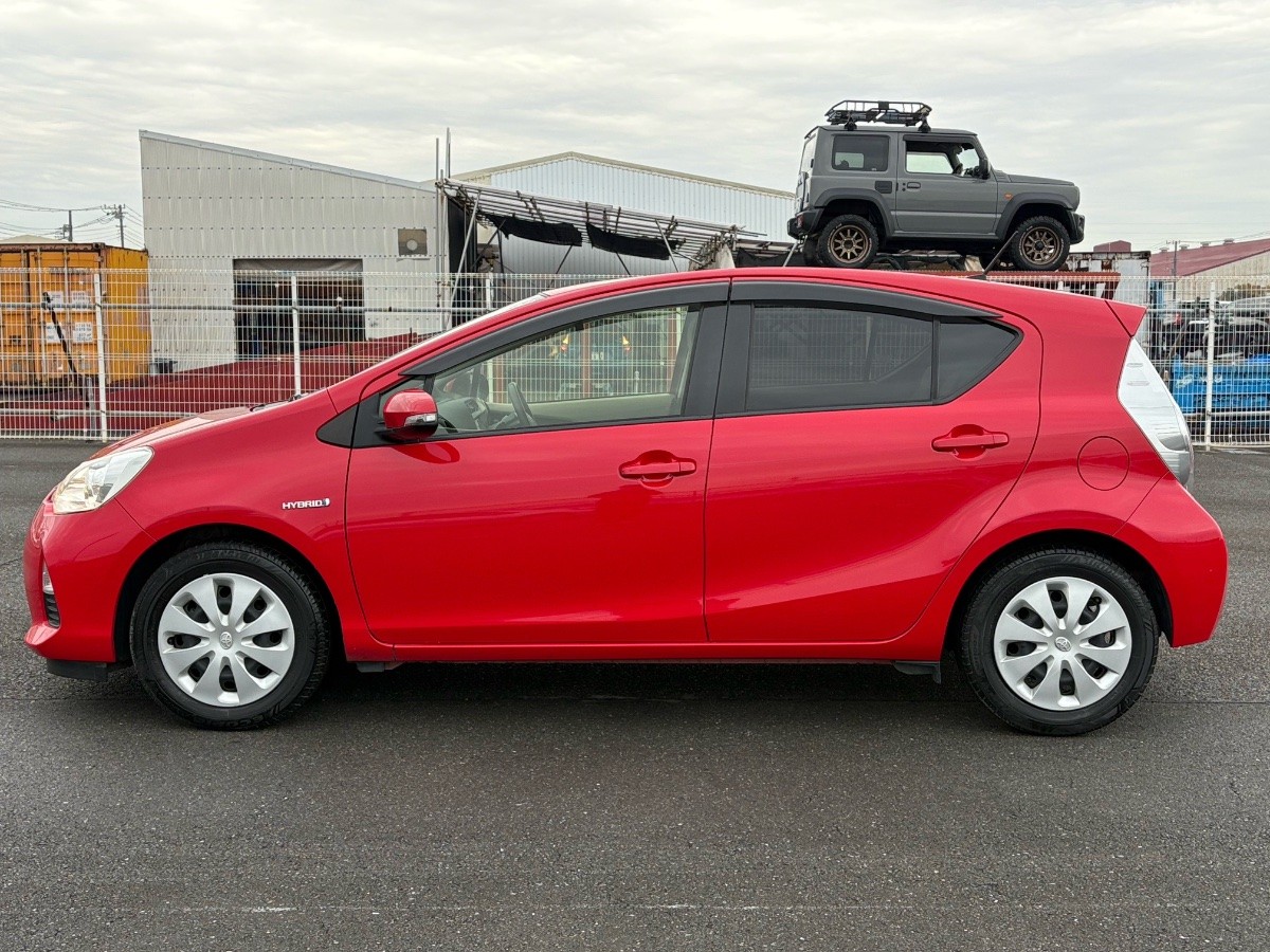 2014 Toyota Aqua thumbnail