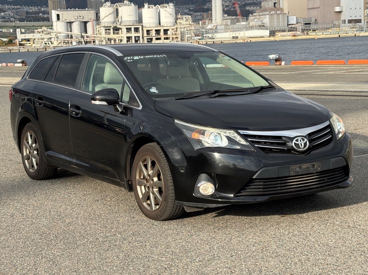 2013 Toyota Avensis thumbnail