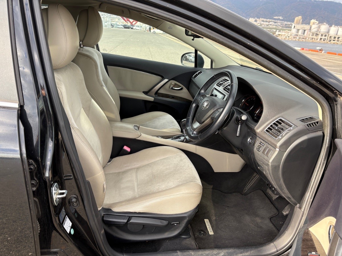 2013 Toyota Avensis thumbnail