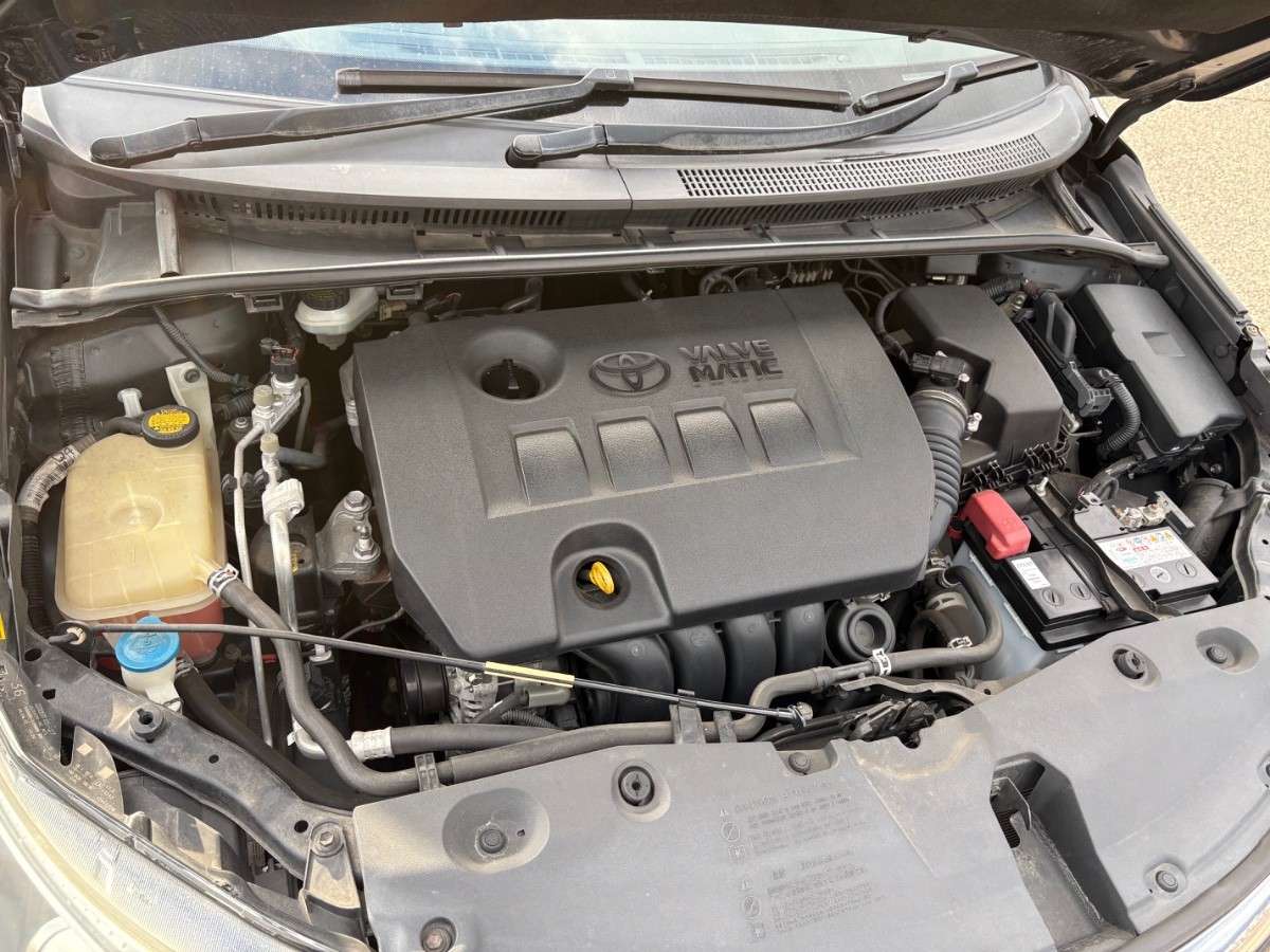 2013 Toyota Avensis thumbnail