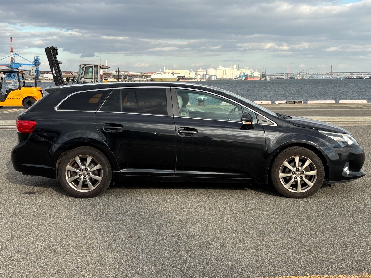 2013 Toyota Avensis thumbnail
