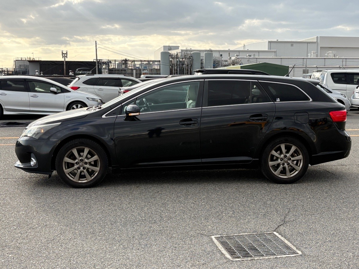 2013 Toyota Avensis thumbnail