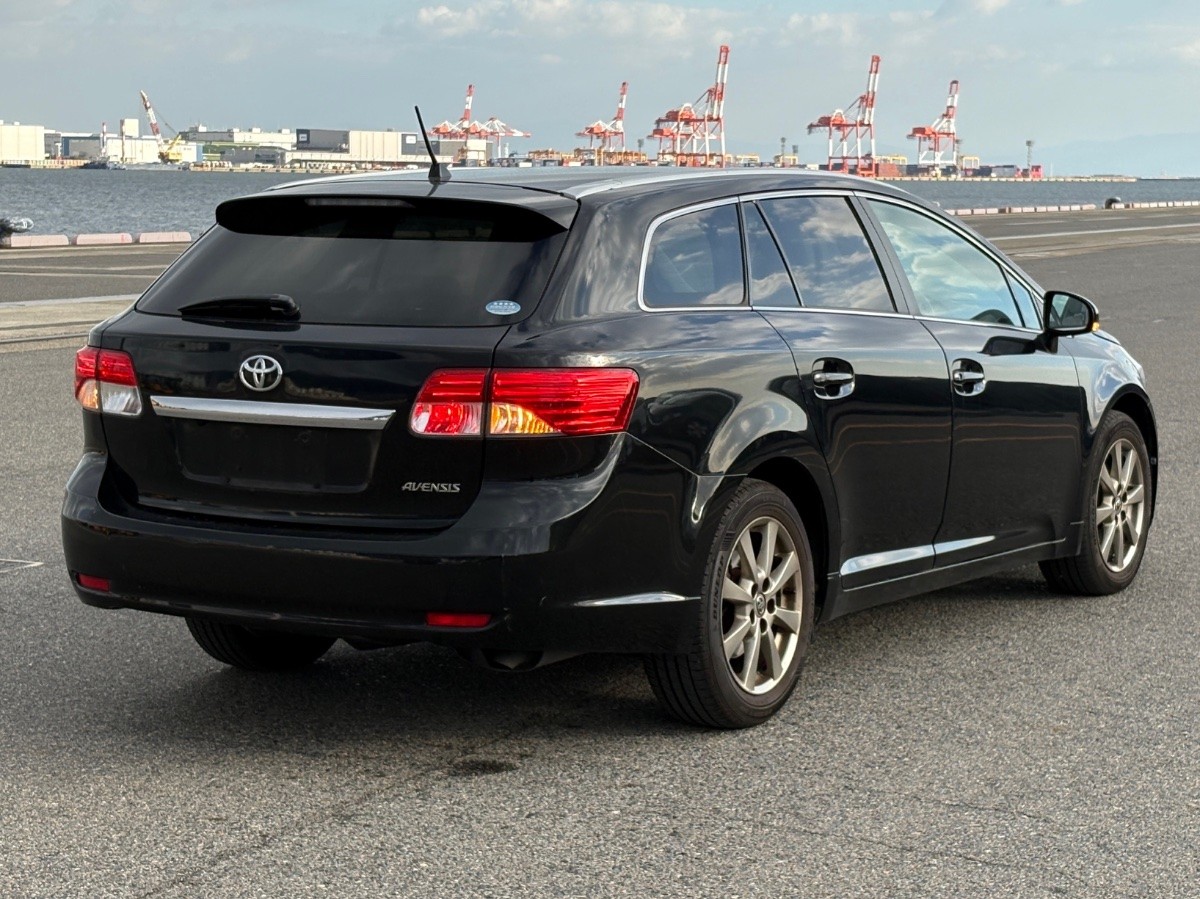 2013 Toyota Avensis thumbnail