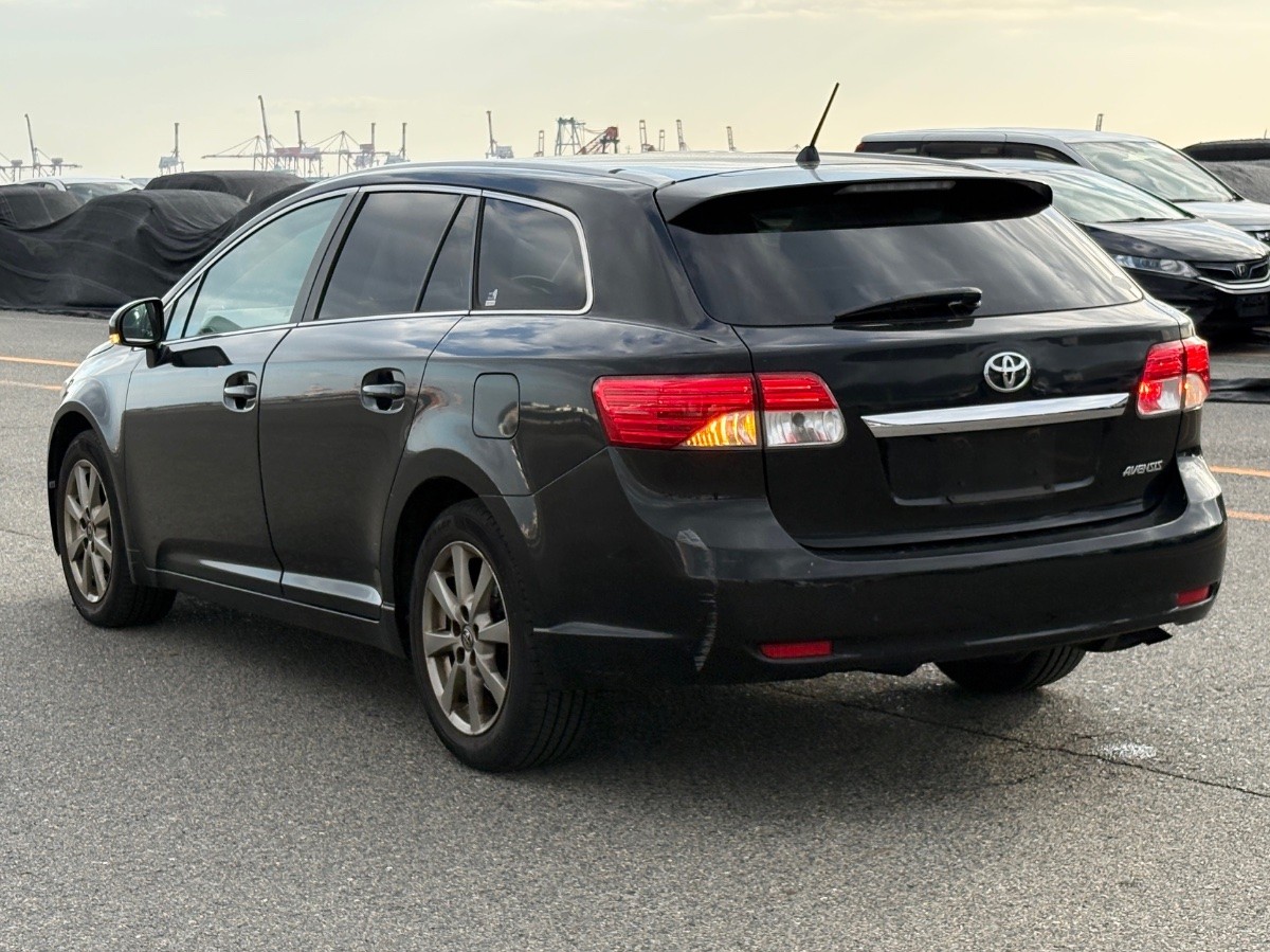 2013 Toyota Avensis thumbnail