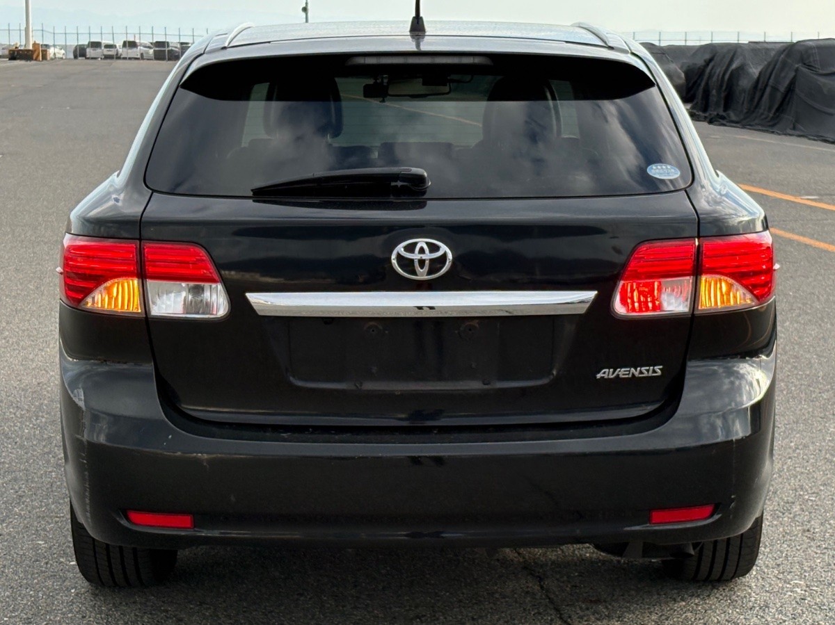 2013 Toyota Avensis thumbnail
