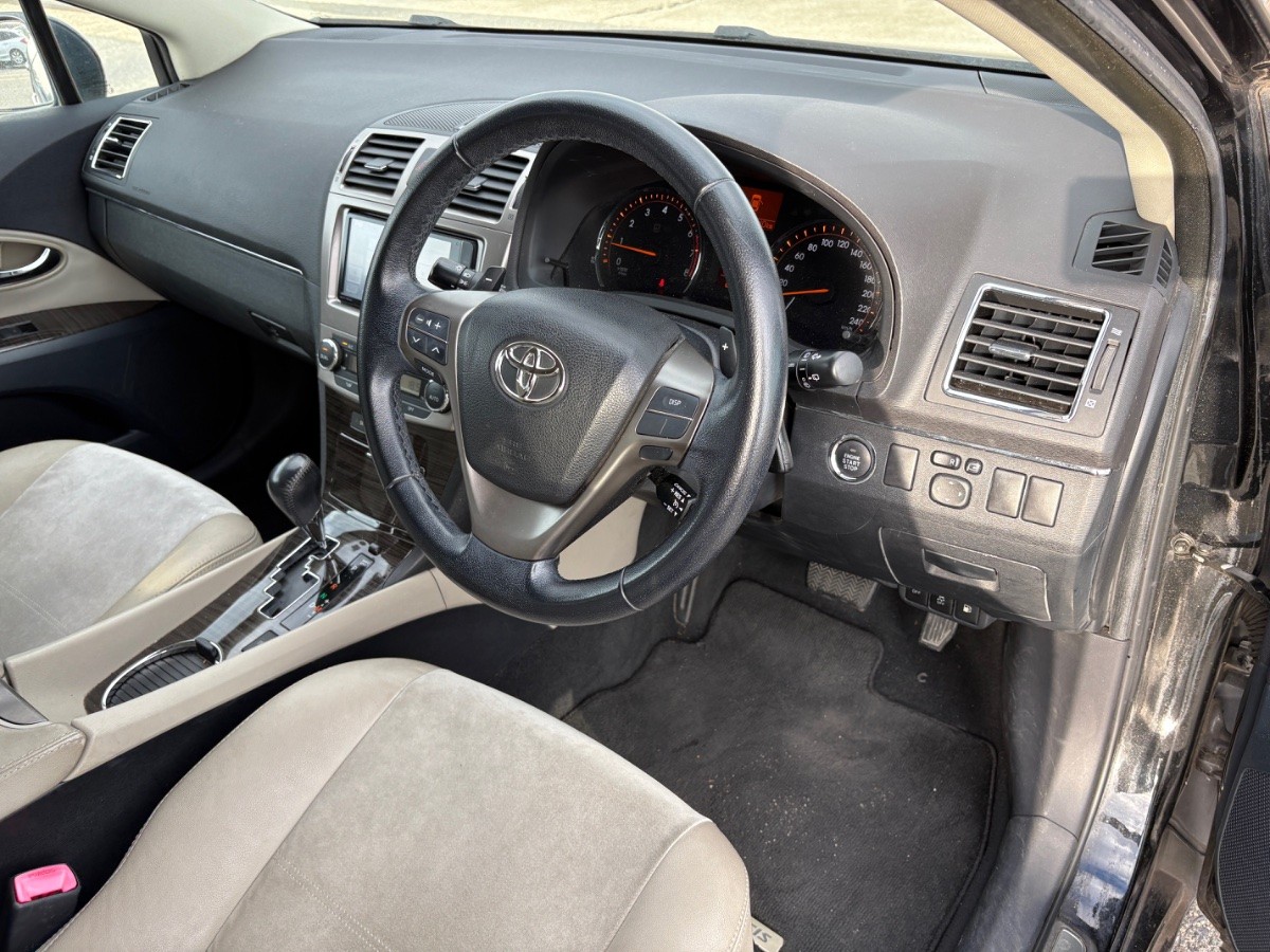 2013 Toyota Avensis thumbnail