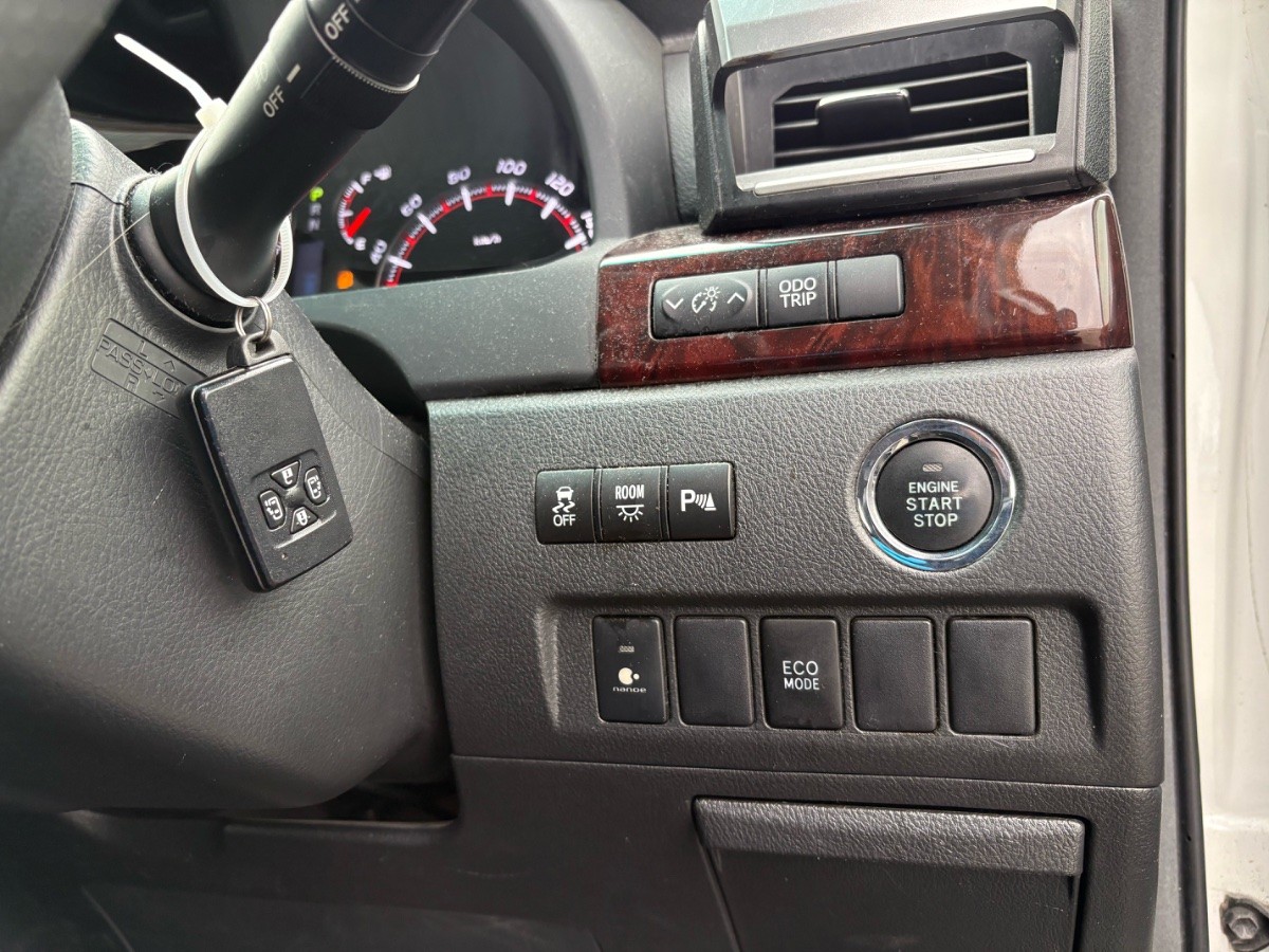 2012 Toyota Vellfire thumbnail