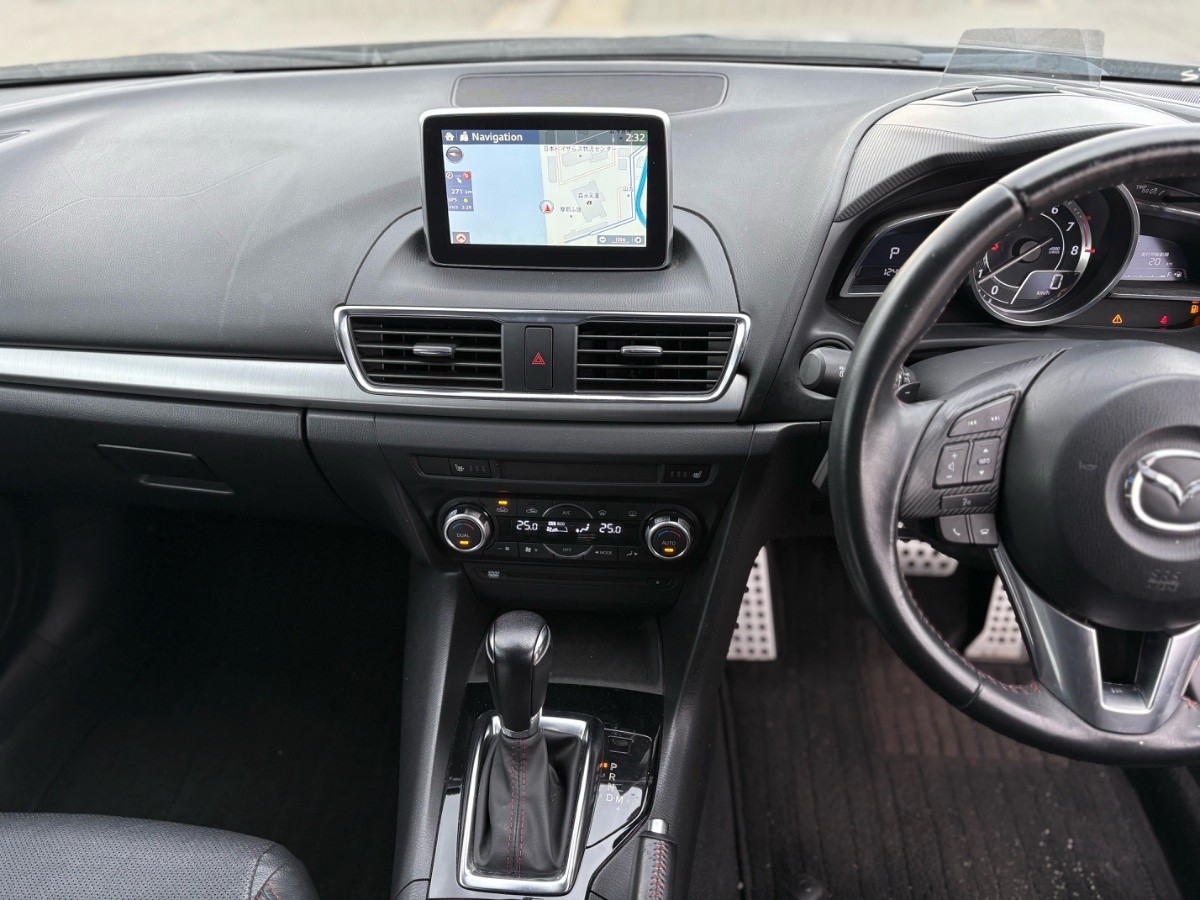 2014 Mazda Axela thumbnail