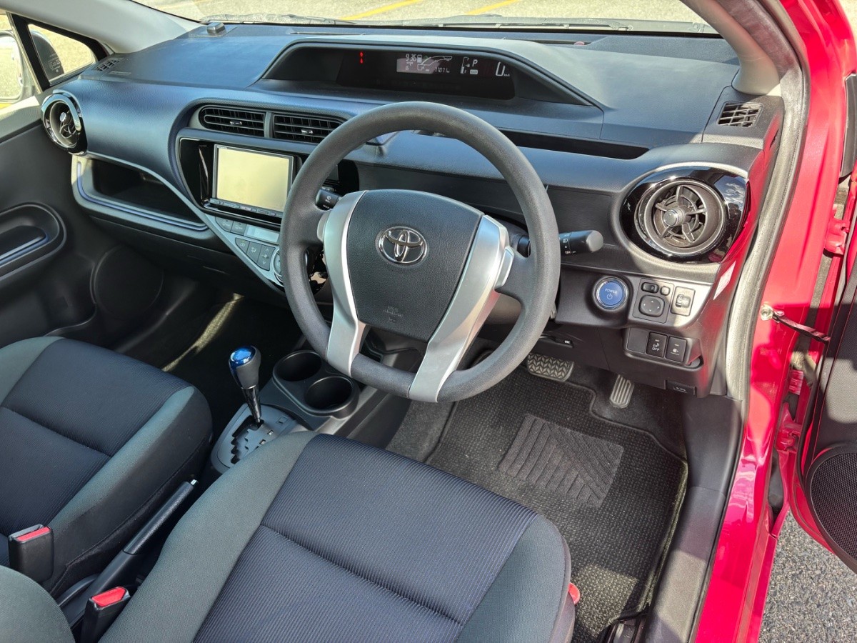 2015 Toyota Aqua thumbnail