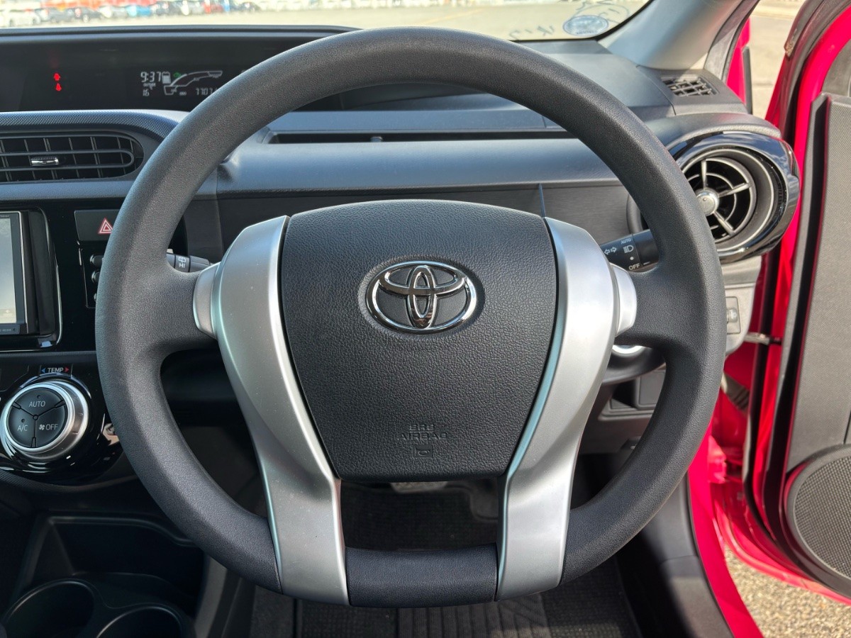 2015 Toyota Aqua thumbnail