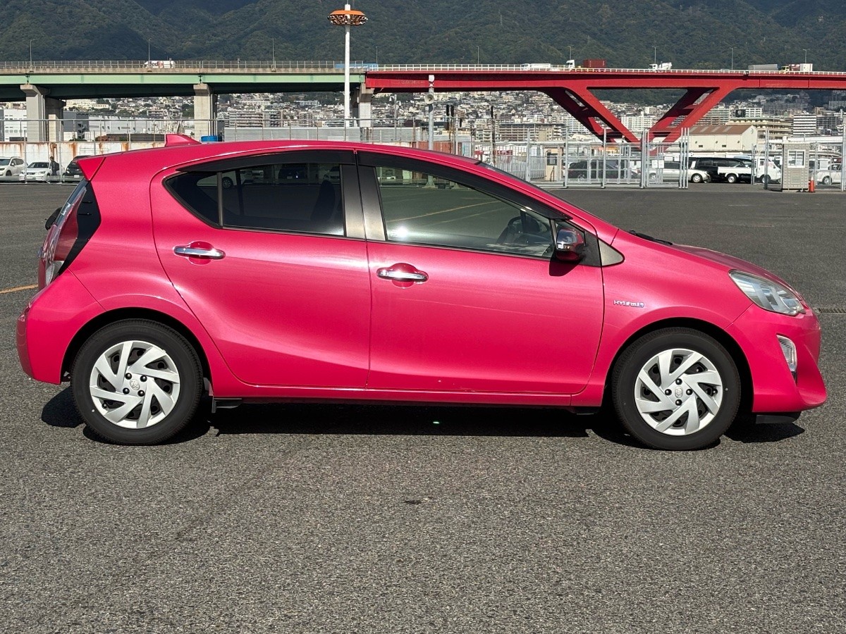2015 Toyota Aqua thumbnail