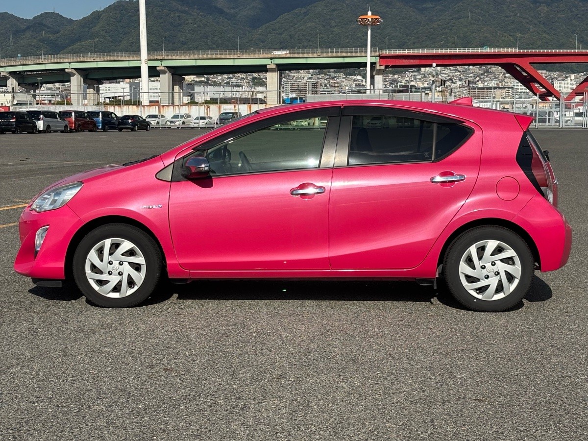 2015 Toyota Aqua thumbnail