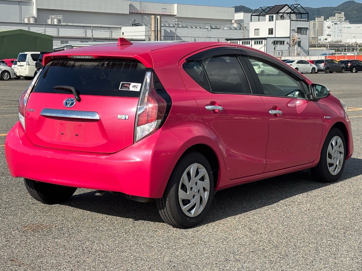 2015 Toyota Aqua thumbnail