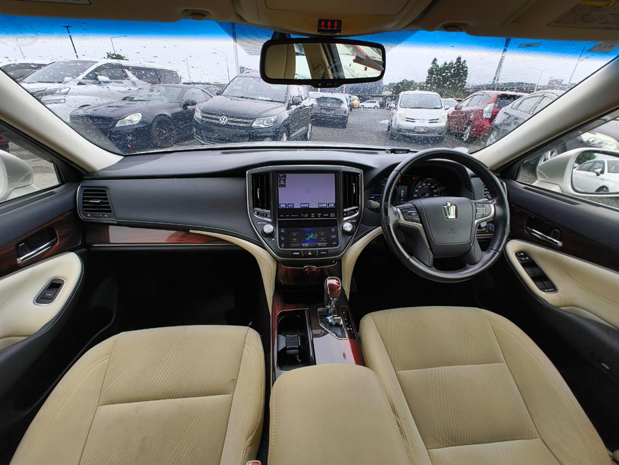 2013 Toyota Crown thumbnail