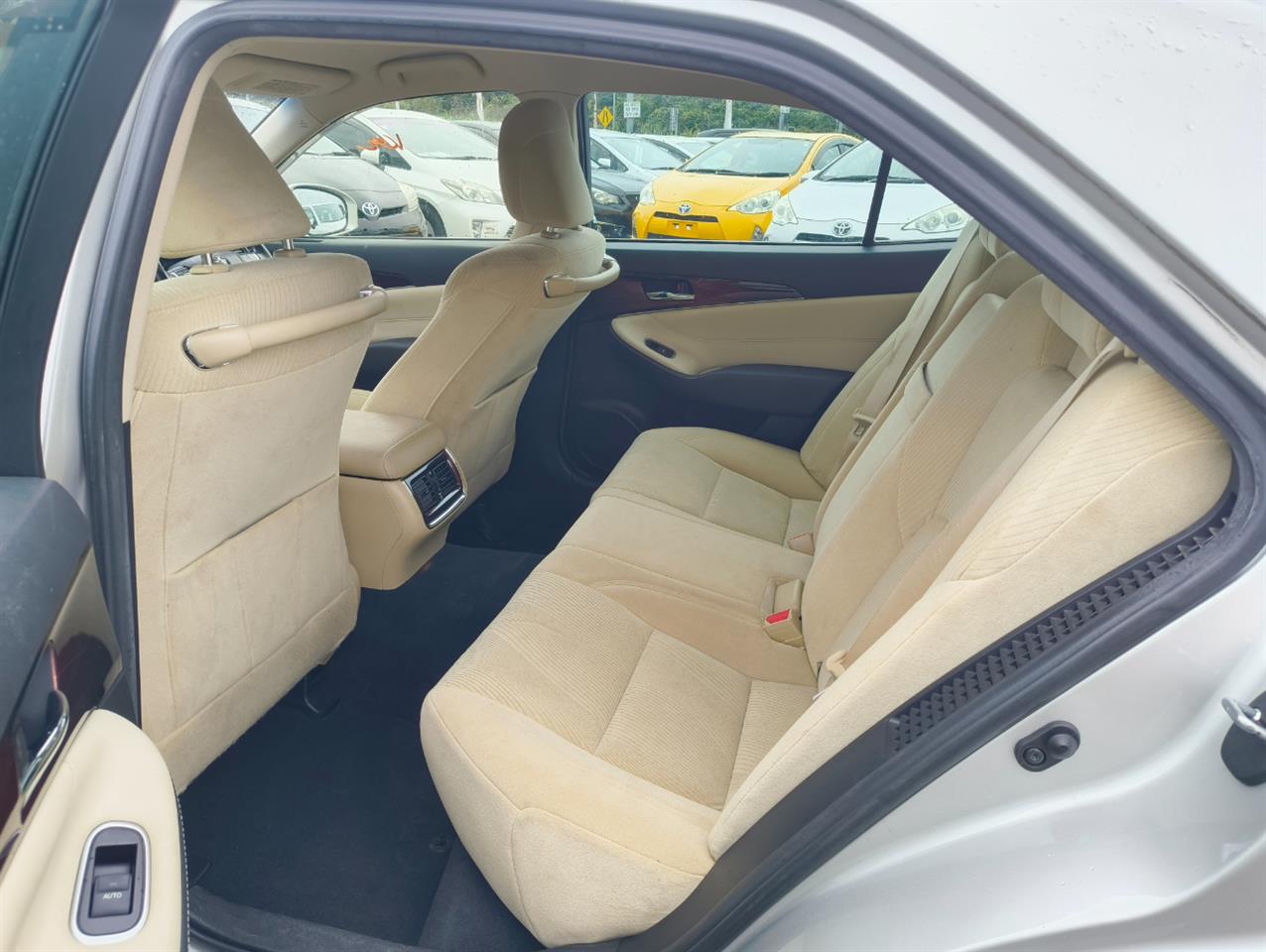 2013 Toyota Crown thumbnail