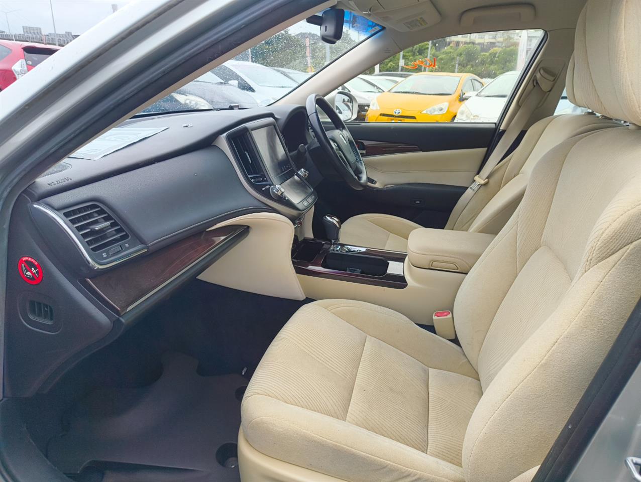 2013 Toyota Crown thumbnail
