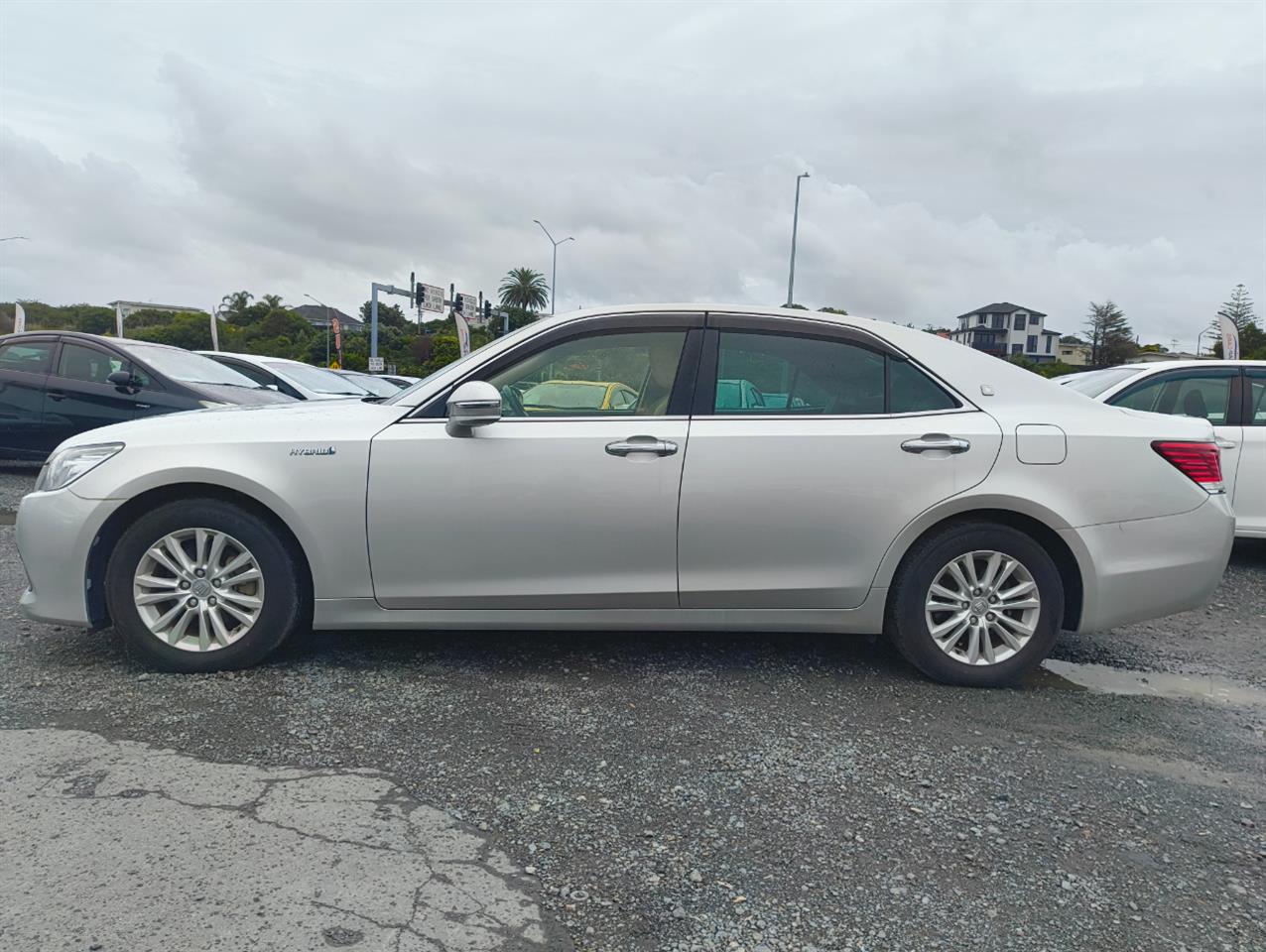 2013 Toyota Crown thumbnail