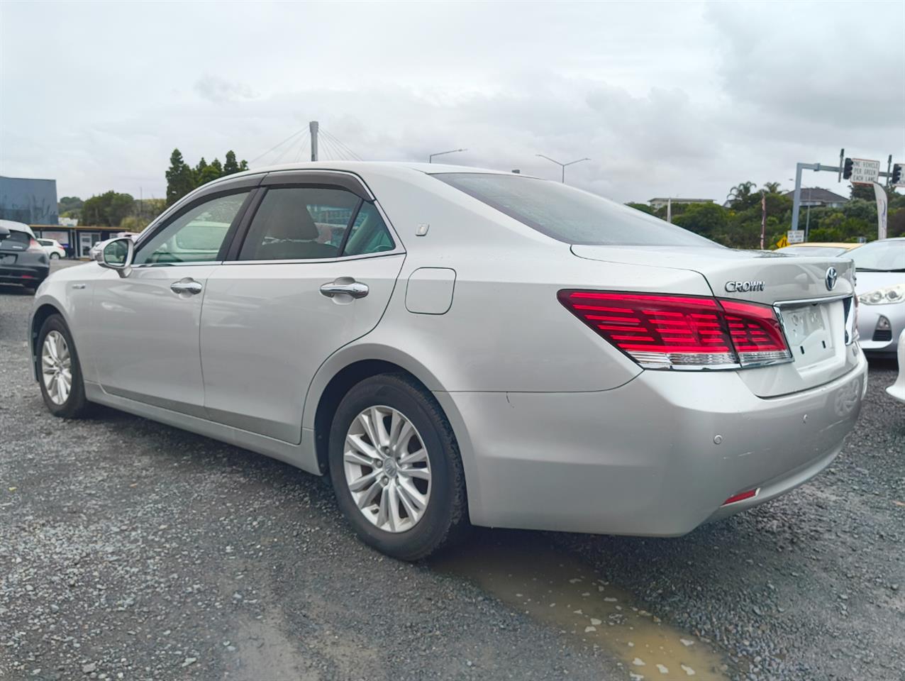 2013 Toyota Crown thumbnail
