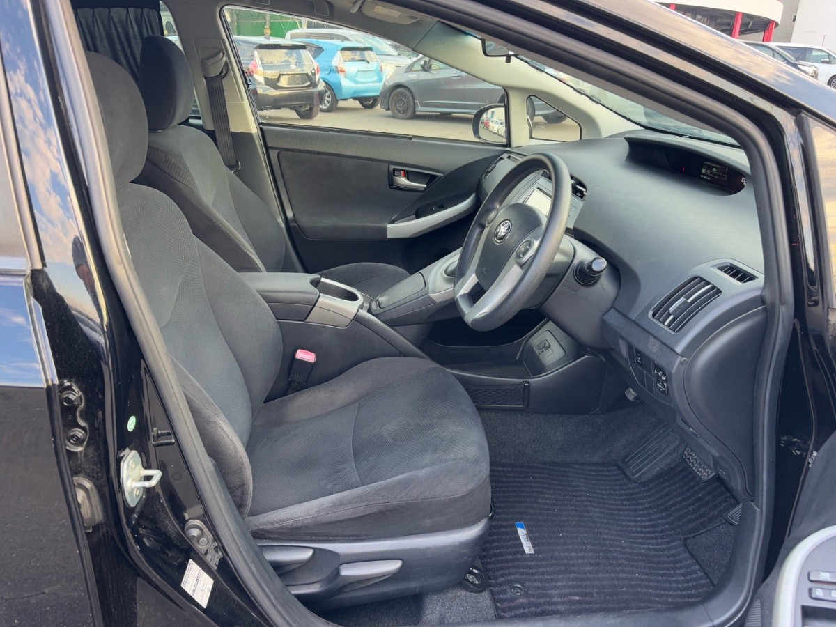 2013 Toyota Prius thumbnail