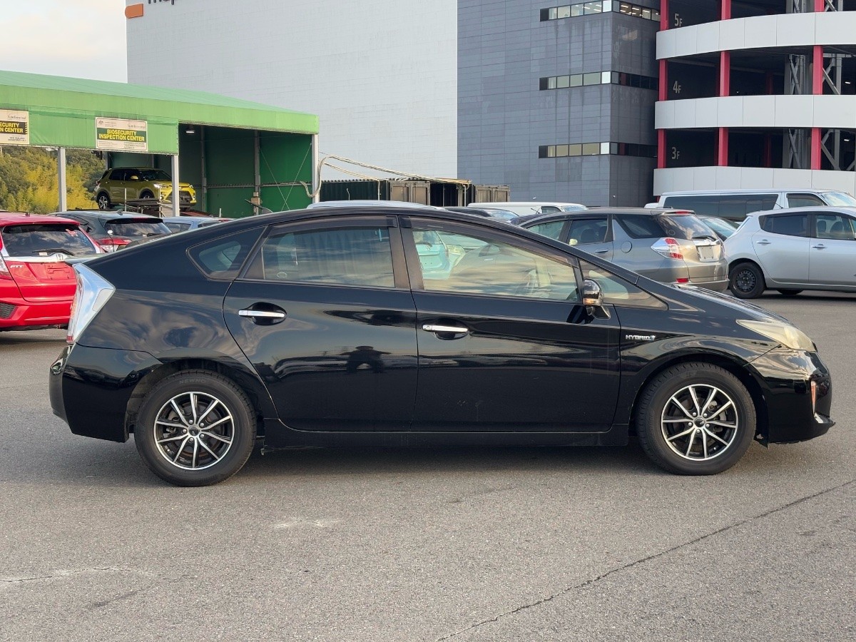 2013 Toyota Prius thumbnail